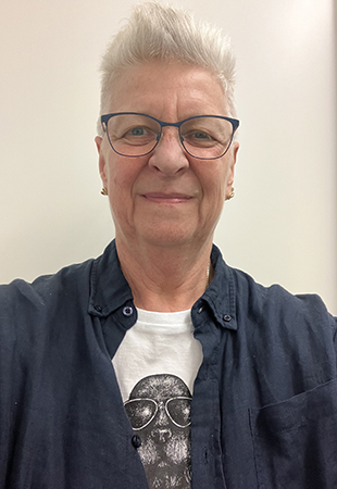 Selfie grinar illa på jobbet