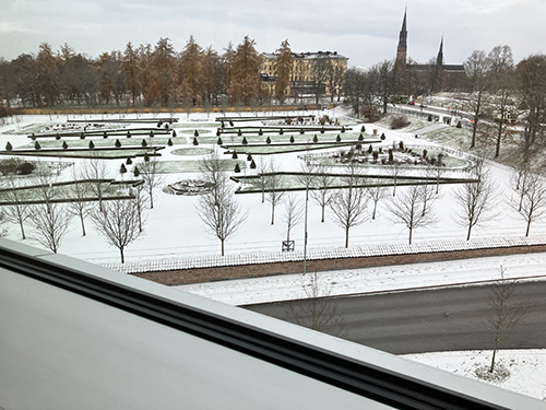 Utsikt från jobbfönstret barockträdgården Domkyrkan vinter