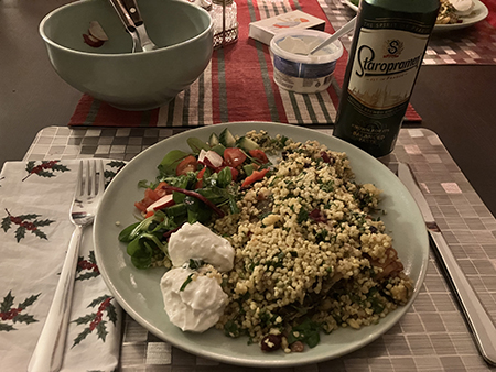 Börek med hirs fetaostsås sallad