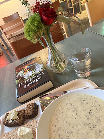 Kantarellsoppa bröd och boken En förlorad sommar på Uppsala slott