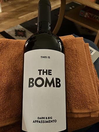 Orange handdukar och en flaska The Bomb julklappar 2023