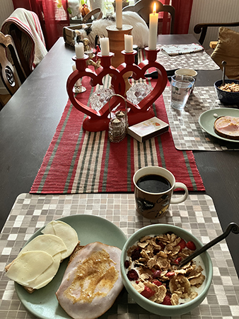 Lördagsfrukost med fil mackor o kaffe o Citrus bakom ljusstakarna på bordet