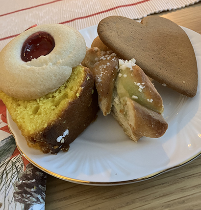 Assiett med fikabröd första advent 2023 hos IM