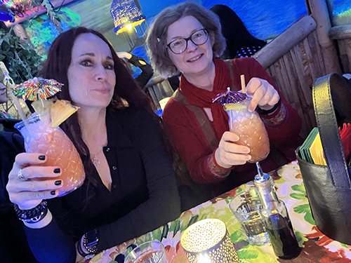 Fia o Emma dricker Mai Thai på Koh Phangan