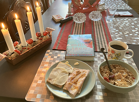Filfrukost med knäckemackor och adventsljusstake o boken När vi möts igen