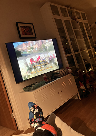 Fötterna på fotpall och brittisk komedi på TV