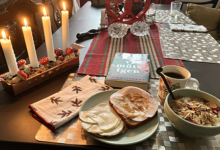 Frukost med tända adventsljus