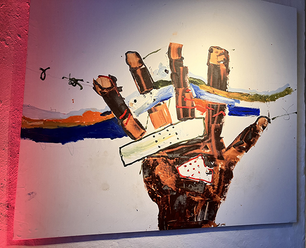 Hand med plåster konstverk på Uppsala slott