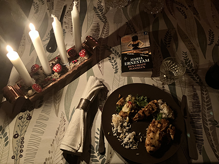 Lördagsmiddag Gai satayrester adventsljus två och boken Den sårade pianisten