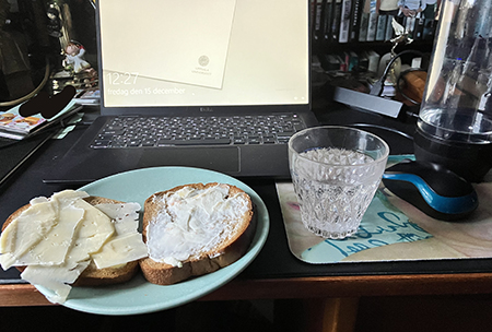 Mackor och vatten vid datorn