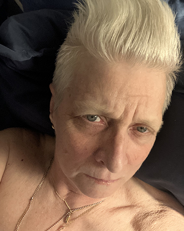 Selfie trött i sängen