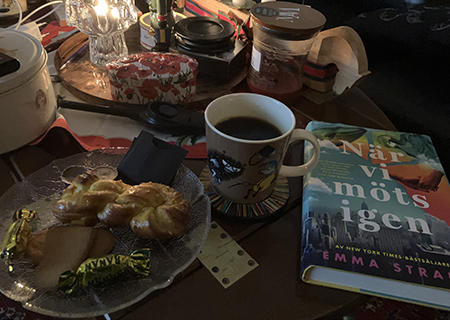 Kvällsfika med saffransbulle och godis