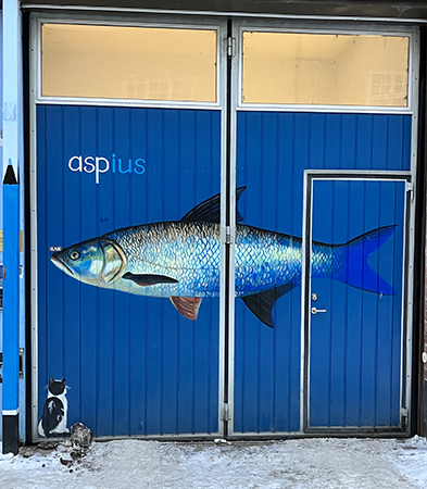 Garageport med aspfisk och katt