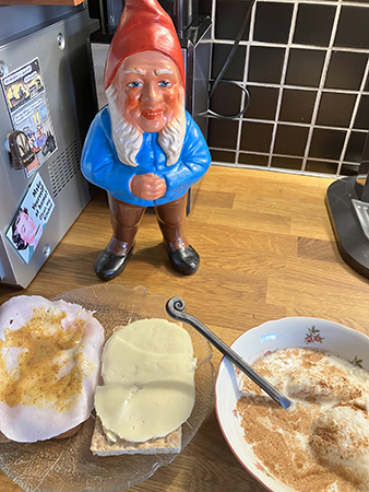 Risgrynsgröt kalkonmacka macka med gräddost julaftonsfrukost