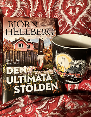 Boken Den ultimata stölden och kaffe på sängen ur Förfadernmuggen