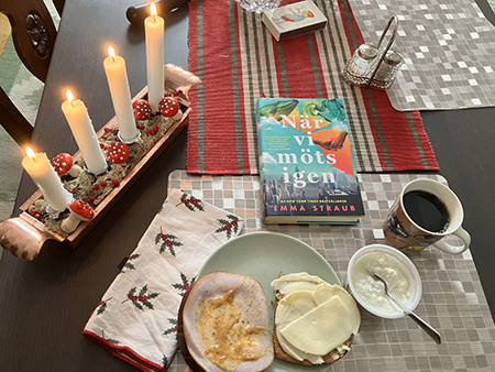 Frukost med adventsljusstake tänd o boken När vi möts igen