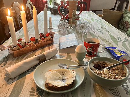 Lördagsfrukost med adventsljustake två ljus