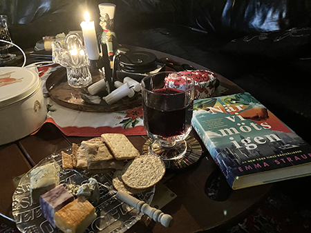 Ostassiett med kex och vin o tända ljus