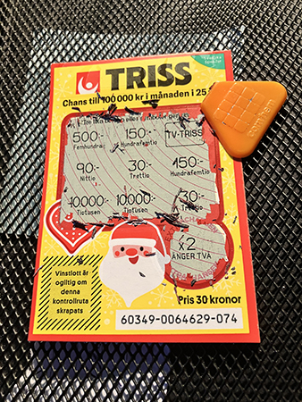 Trisslott skrapad med orange skrapare