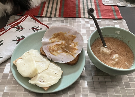 Annandagsfrukost med kattrumpa