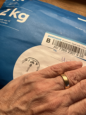 Blått paket med min hand på