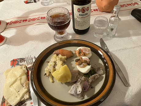 Jultallrik med ägghalvor sill lax Jansson potatis Mumma och snaps