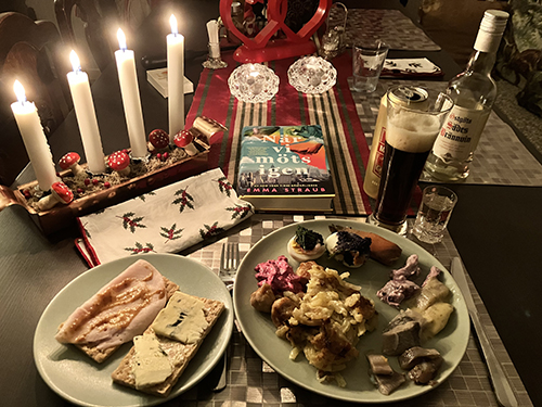 Annandagsmiddag med tänd adventsljusstake och boken När vi möts igen