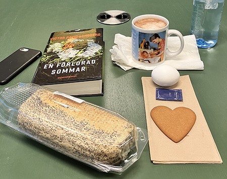 Jobblunch med macka pepparkaka ägg och boken En förlorad sommar