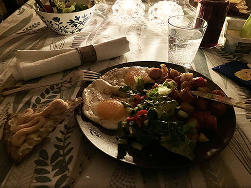 Stekt potatis kycklingkorv o ägg grönsaker