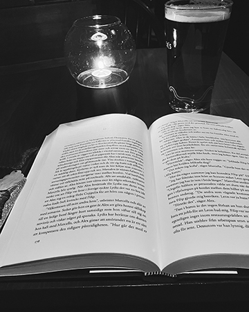 Bokuppslag öl svartvitt