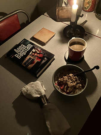 Frukost med tänt ljus o boken Fallet Mikaela