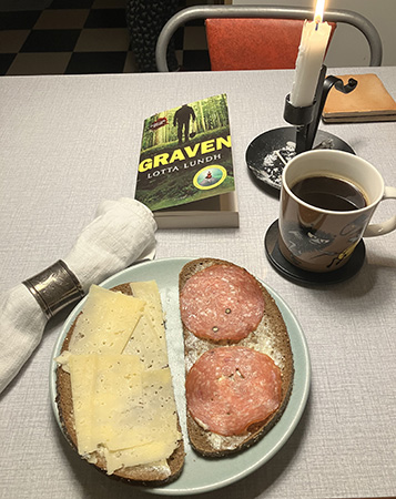 Kvällsmat mackor kaffe Graven o tänt ljus