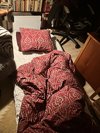 Madrass på golvet i Bokrummet