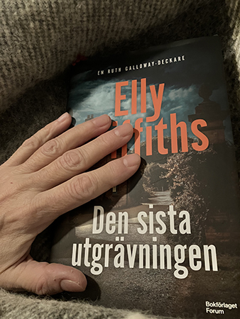 Min hand på boken Den sista utgrävningen