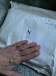Min hand på vitt paket från Norstedts