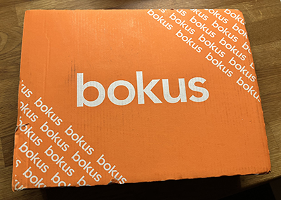 Orange paket från Bokus