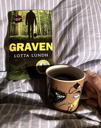 Boken Graven och kaffe på sängen