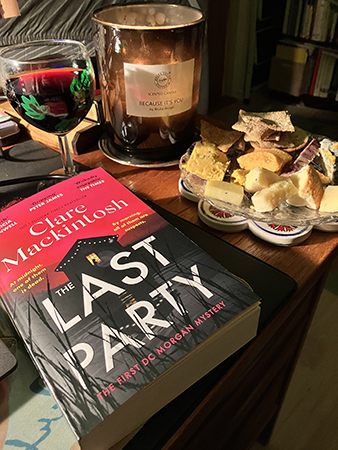 Boken The Last Party ett glas barolo o en ostassiett