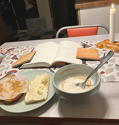 En halv skål fil och två mackor