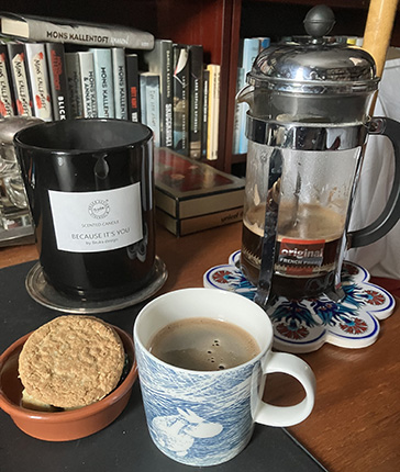 Fika vid skrivbordet