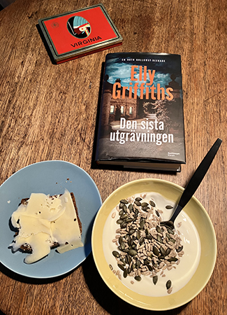 Frukost med boken Den sista utgrävningen och cigarillåda