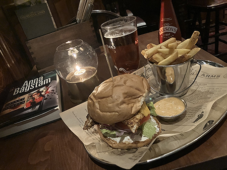 Kycklingburgare chips öl boken Fallet Mikaela