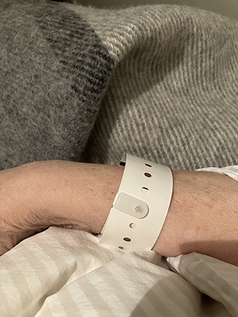 Patientarmband på min handled på pläd