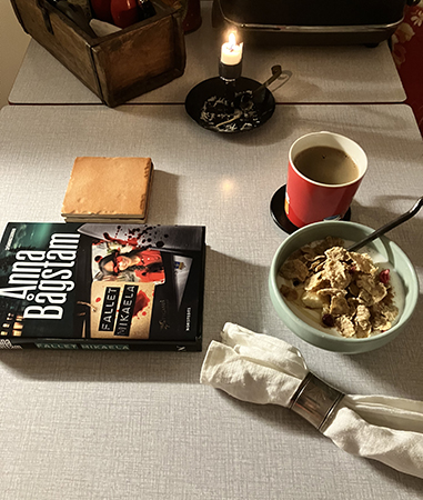 Vardagsfrukost med boken Fallet Mikaela