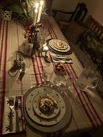 Anna har dukat om till förrätt nyårsmiddag 2023