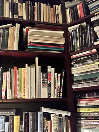 Böcker bakom huvudet i sängen i Bokrummet