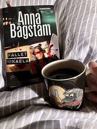 Boken Fallet Mikaela och kaffe på sängen