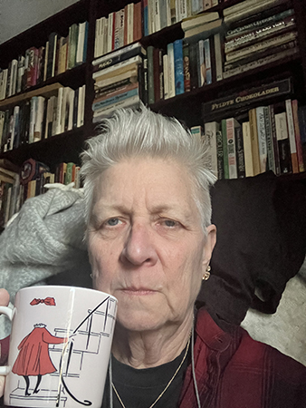 Selfie i Bokrummet värmer mig med kaffe i Osynligabarnet-mugg