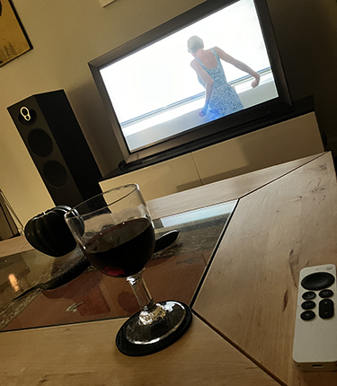 The Crown och ett glas rött