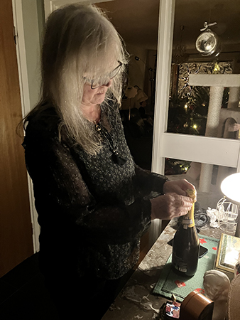 Anna öppnar en flaska prosecco nyårsafton 2023